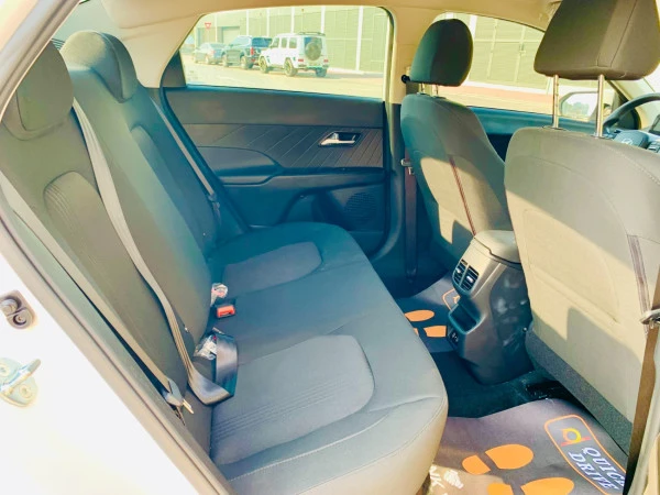  White Hyundai Accent Photo 