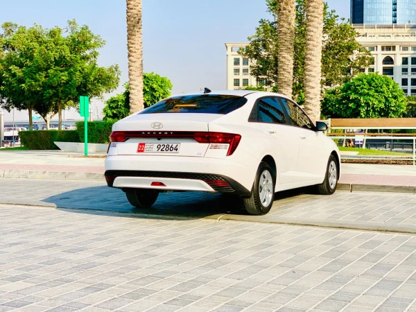  White Hyundai Accent Photo 