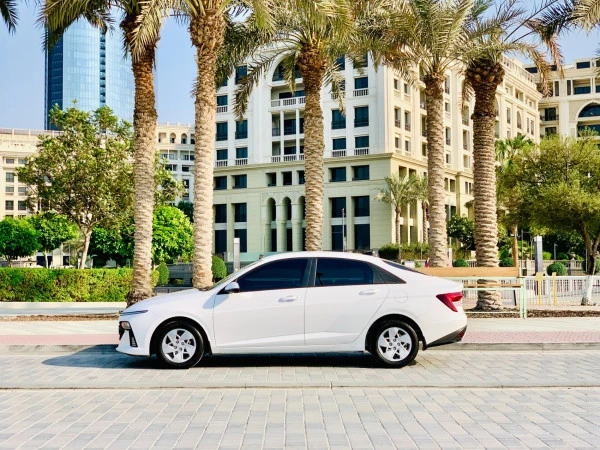  White Hyundai Accent Photo 