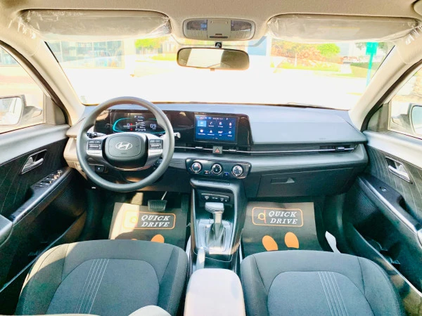  White Hyundai Accent Photo 