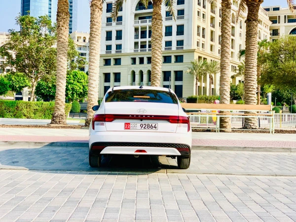  White Hyundai Accent Photo 