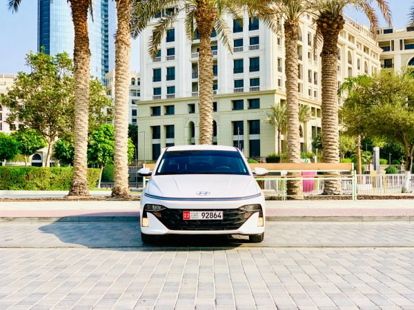  White Hyundai Accent Photo 