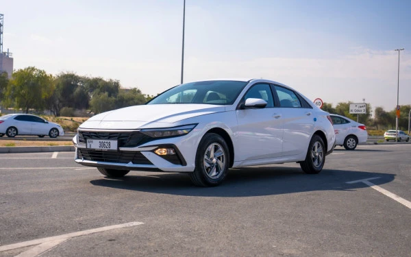  White Hyundai Elantra Photo 
