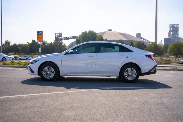  White Hyundai Elantra Photo 