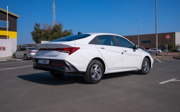  White Hyundai Elantra Photo 