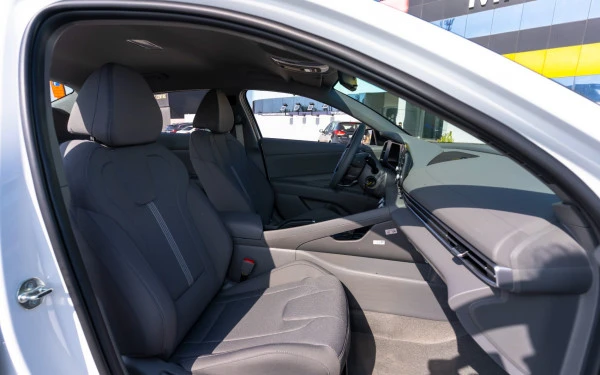  White Hyundai Elantra Photo 