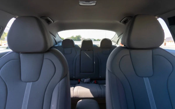  White Hyundai Elantra Photo 