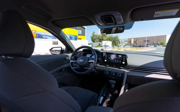  White Hyundai Elantra Photo 