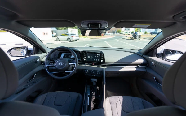  White Hyundai Elantra Photo 