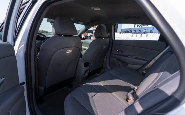  White Hyundai Elantra Photo 