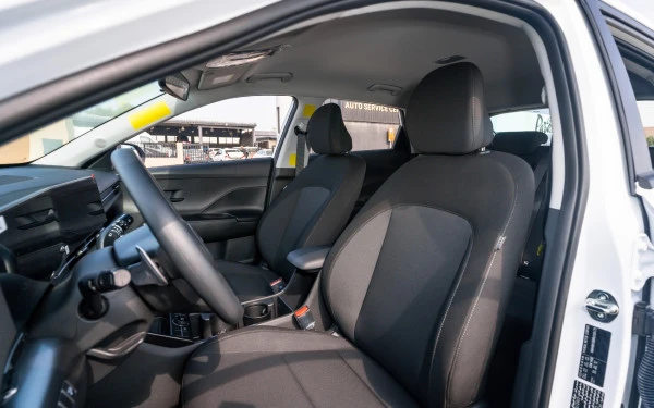  White Hyundai Kona Photo 