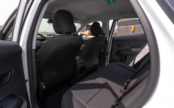  White Hyundai Kona Photo 