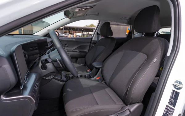  White Hyundai Kona Photo 