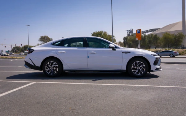  White Hyundai Sonata Photo 