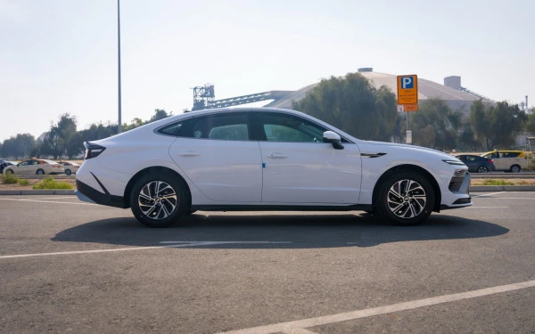  White Hyundai Sonata Photo 