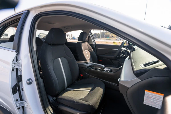  White Hyundai Sonata Photo 