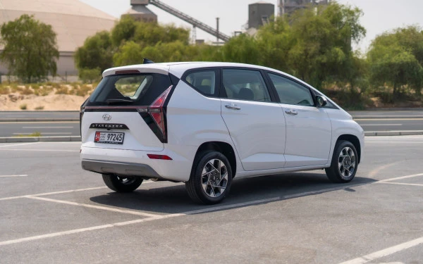  White Hyundai Stargazer Photo 