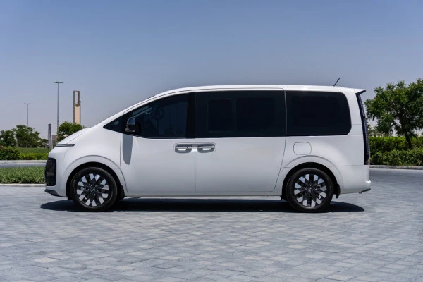  White Hyundai Staria S9 Photo 