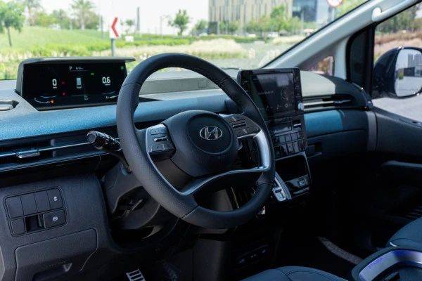  White Hyundai Staria S9 Photo 