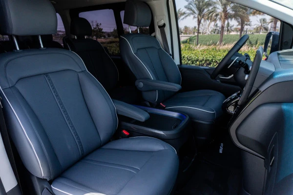  White Hyundai Staria S9 Photo 