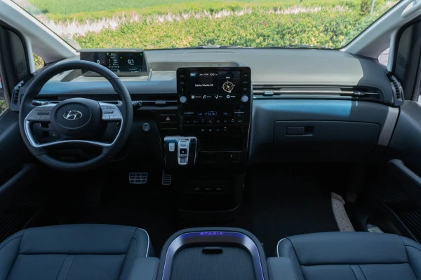  White Hyundai Staria S9 Photo 