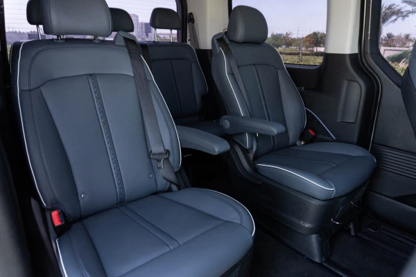  White Hyundai Staria S9 Photo 