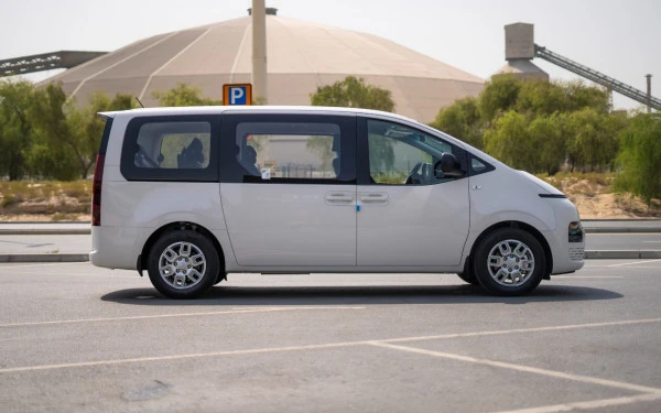  White Hyundai Staria Photo 
