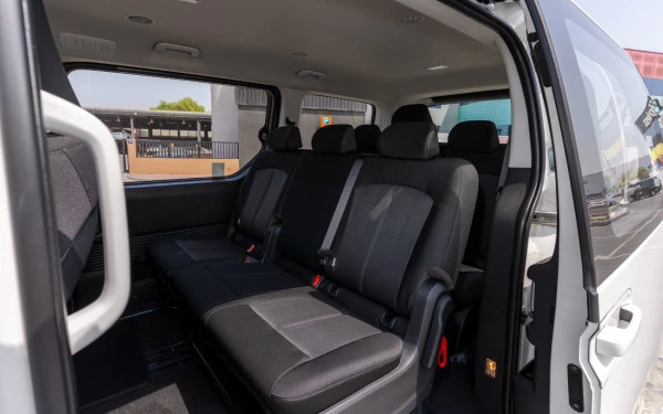  White Hyundai Staria Photo 