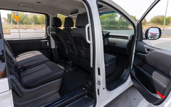  White Hyundai Staria Photo 