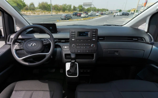  White Hyundai Staria Photo 