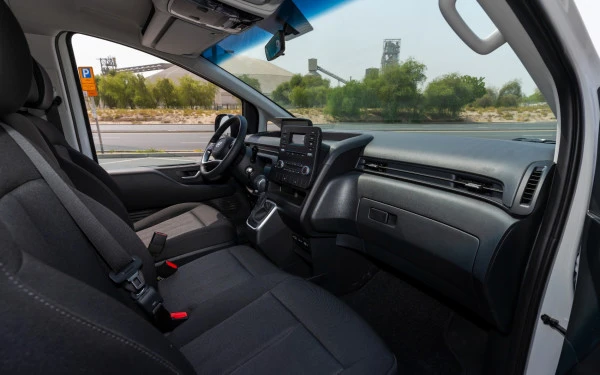  White Hyundai Staria Photo 