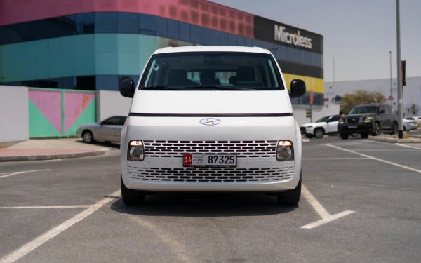  White Hyundai Staria Photo 