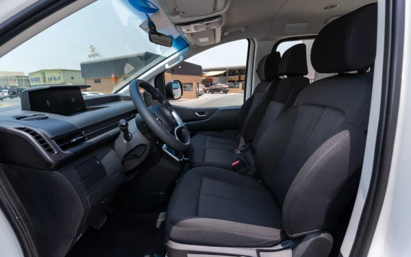  White Hyundai Staria Photo 