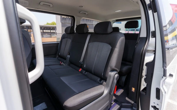  White Hyundai Staria Photo 