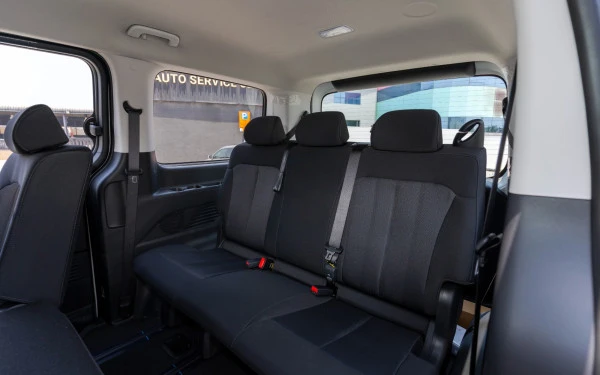  White Hyundai Staria Photo 