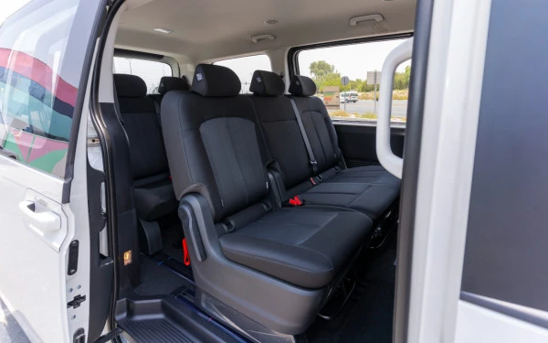  White Hyundai Staria Photo 