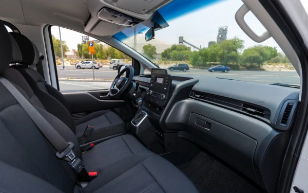  White Hyundai Staria Photo 