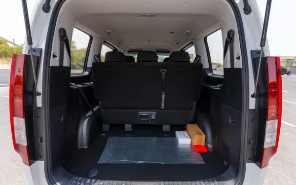  White Hyundai Staria Photo 