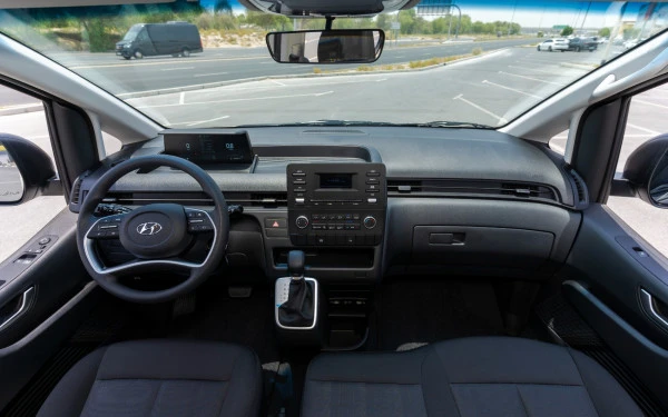  White Hyundai Staria Photo 