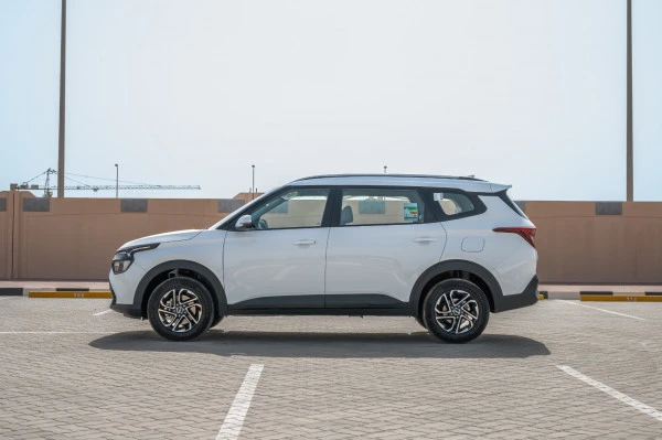  White KIA Carens Photo 