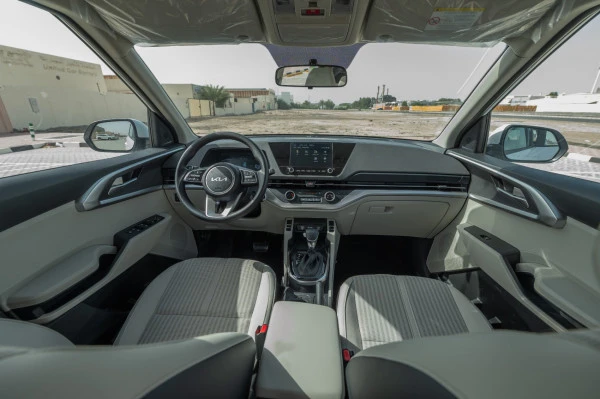  White KIA Carens Photo 