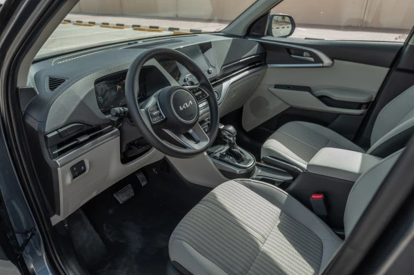  White KIA Carens Photo 