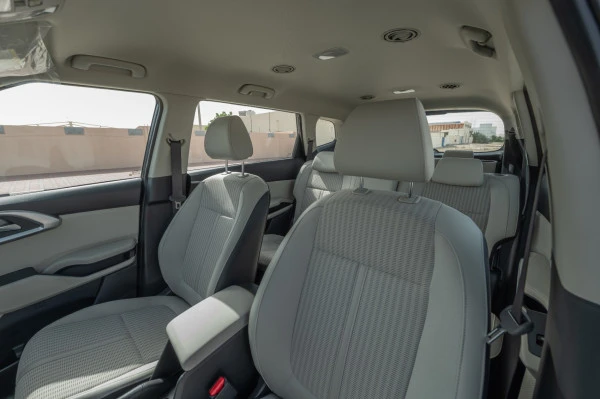  White KIA Carens Photo 