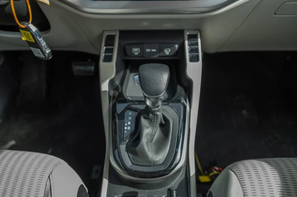  White KIA Carens Photo 