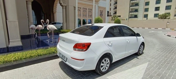  White KIA Pegas Photo 