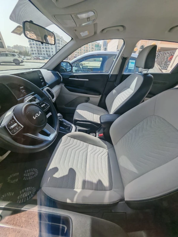  White KIA Sonet Photo 