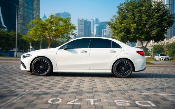  White Mercedes A200 Photo 