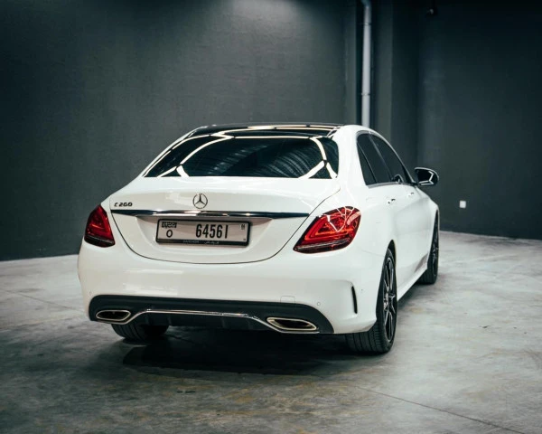  White Mercedes C200 Photo 