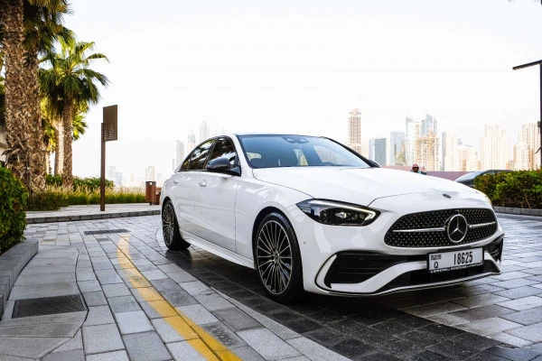  White Mercedes C200 Photo 