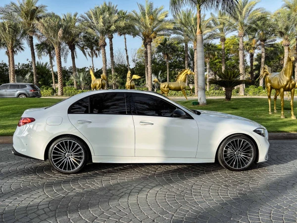  White Mercedes C200 Photo 